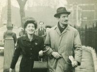 Halina i Marek przed Tate Gallery, 1948